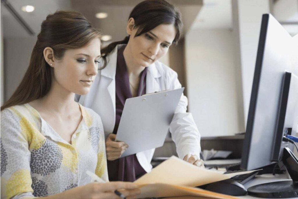 Medical transcriptionist assisting doctor – ScribeMedics